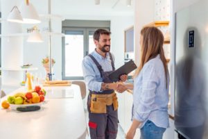 a home inspector and the home owner shaking hands